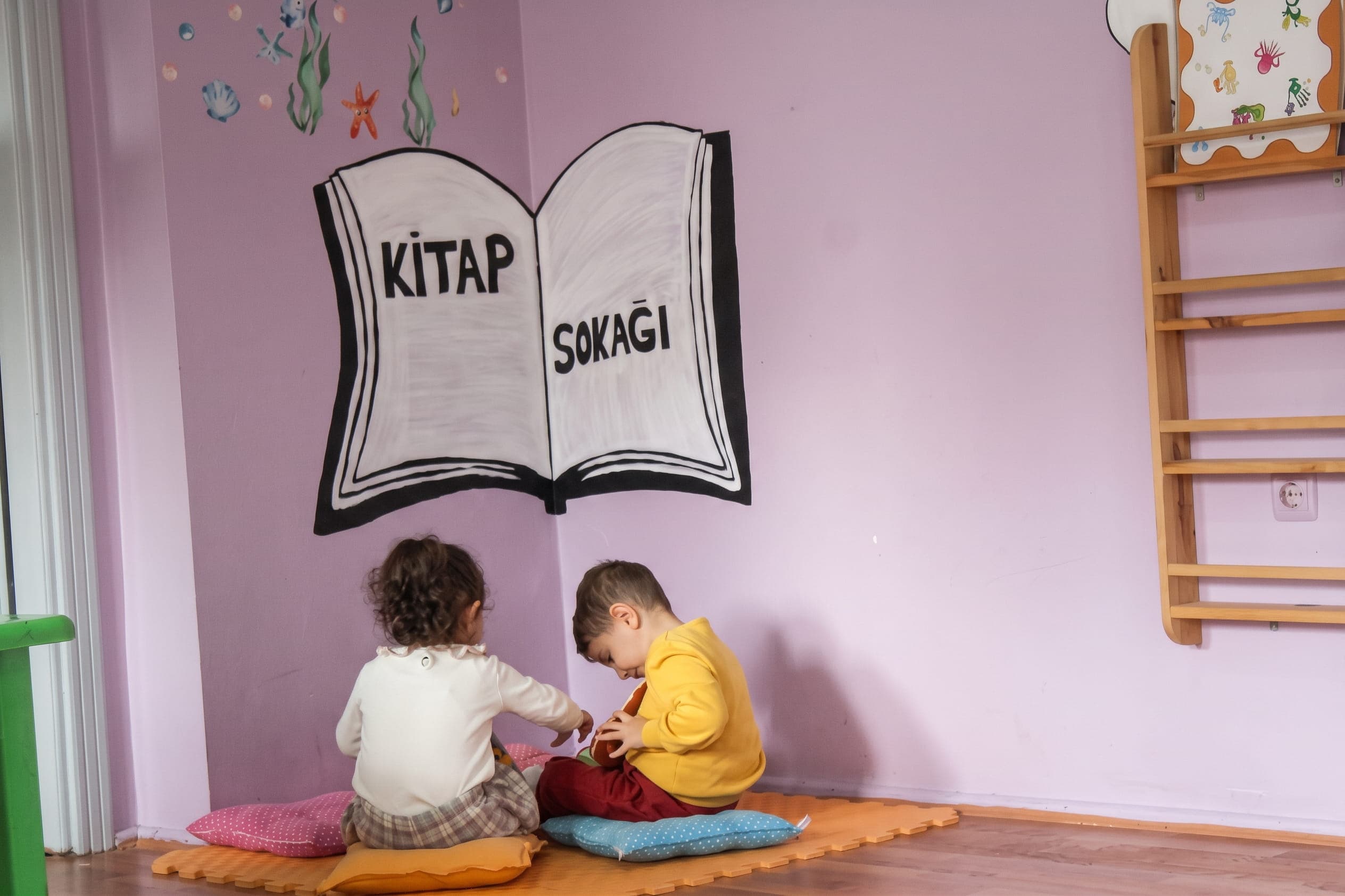 Kitap Sokağı okuma köşesinde iki çocuk