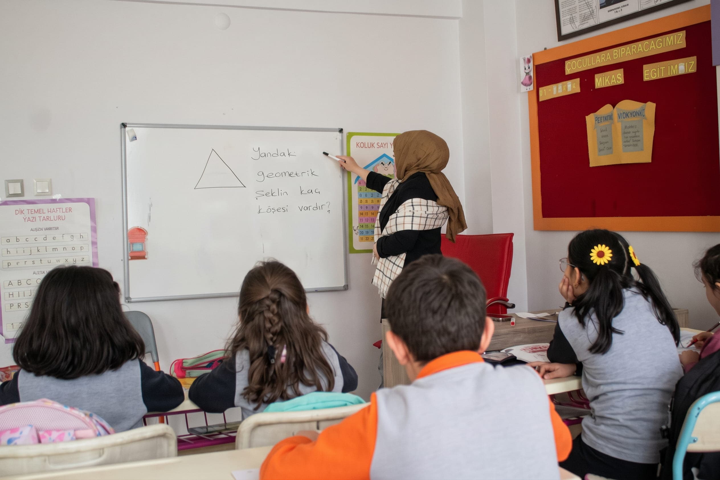 Öğretmen tahtada geometrik şekiller dersini anlatıyor
